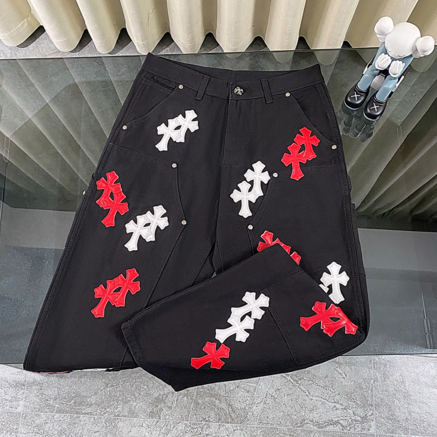P270 CH Chromehearts American limited edition red and white cross stitched leather black work jeans logging pants. The price is 34W level. The patchwork cross pattern is embellished and the jeans are washed! ! An absolutely high-end luxury product, a 1.9W-level god-level single product, a super popular product, made by top heavy industry, a magic weapon that cannot be missed! [About Zangyin] This is an extremely luxurious fashion brand that can also be called the aristocracy of the high street. It has always been an exclusive brand for some hipsters or rich second generations. Compared with ordinary high streets, it is more luxurious and noble. Compared with luxury brands, it is more fashionable and individual. It has always been a brand that I have a special liking for. [Top heavy industry fashion design] Consistently high-street luxury style. Speaking of this style, the Zangyin family and GU family are definitely the leading representative brands. Especially the Zangyin family has really achieved a state-of-the-art effect in creating high-street style. The unique washed material is used to create this style. The color system is already quite eye-catching. After it is decorated with patchwork cross flowers, it cleverly highlights the charm of the brand. Secondly, this style uses classic The high-waist cutting design highlights the long legs and fashionable temperament of the upper body. The brand is highly recognizable and the slim fit configuration is more suitable for daily wear. It is a product that interprets personality, fashion, and specifications at a glance. This single product is enough to make any fan excited. It can be a white T-shirt for a youthful college style, or a tight suspender for a royal style. It has strong matching ability and can be easily controlled by men.  [Materials and craftsmanship] Needless to say, this point goes without saying. As an excellent craftsman brand, Zangyin’s requirements for details and craftsmanship are really perfect. The washed color of this model has gone through so many processes, not to mention the embellishment of denim appliques. It is also purely hand-made and sewn. Just like what they believe in, only hand-made things have soul and have the meaning of wear. A top-notch heavy-duty fashionable denim item, I look forward to your perfect interpretation! !  Color: Black Size: 28-36